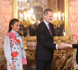 Sus Majestades los Reyes saludan a la presidenta de la Comunidad de Madrid, Isabel Díaz Ayuso