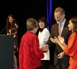 Sus Majestades los Reyes hacen entrega del Premio Nacional Ramón Menéndez Pidal en el área de Humanidades a Margarita Díaz-Andreu García