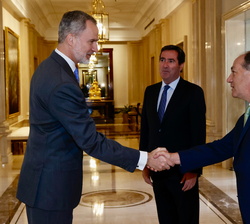 Su Majestad el Rey es saludado por Juan Sutil, presidente de la Confederación de la Producción y el Comercio en presencia de Antonio Garamendi, presid