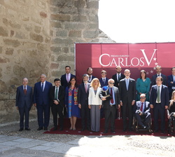 Fotografía de grupo de Su Majestad el Rey con representantes de entidades de personas con discapacidad