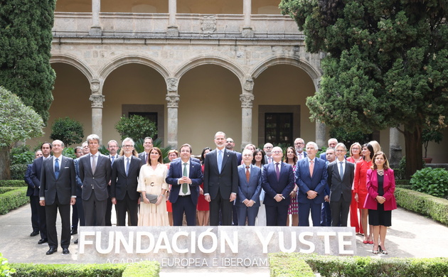 Su Majestad el Rey acompañado de los participantes en la Reunión extraordinaria del Patronato de la Funcación Academia Europea e Iberoamericana de Yus