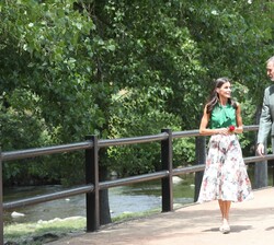Don Felipe y Doña Letizia durante el paseo fluvial de la localidad