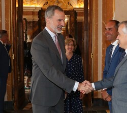 Don Felipe recibe el saludo de las autoridades en el Palacio Real de La Granja de San Ildefonso