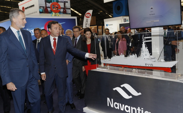 Su Majestad el Rey en el expositor de Navantia durante su visita a la Feria Internacional de la Industria Naval