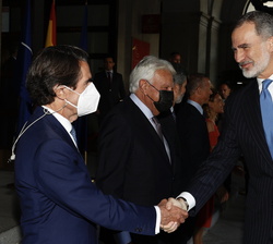 Su Majestad el Rey recibe el saludo del expresidente del Gobierno, José María Aznar 