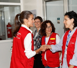Doña Letizia es saludada por los asistentes a la reunión de trabajo en la Oficina Técnica de Cooperación