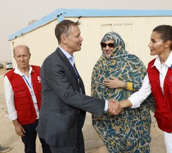 La Reina recibida por el embajador de la Unión Europea en Mauritania, Gwilym Jones, a su llegada al Centro de Cualificación y Formación en Profesiones