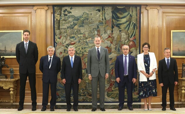 Su Majestad el Rey junto a los presidentes y miembros el los Comités Olímpico Internacional y Olímpico Español