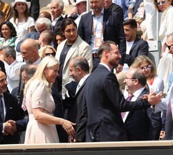Su Majestad el Rey recibe el saludo de Sus Altezas Reales el Príncipe Haakon y la Princesa Mette-Marit de Noruega a su llegada al estadio