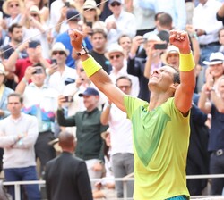 Rafael Nadal tras el último punto y proclamarse campeón de esta edición de Roland Garros