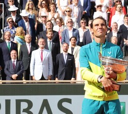 Su Majestad el Rey durante la interpretación del Himno Nacional tras la entrega del trofeo de campeón a Rafael Nadal