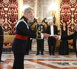 Su Majestad el Rey recibe la Carta Credencial de manos del embajador de la República de Chile, Javier Ignacio Velasco Villegas