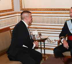 Don Felipe conversa con el embajador de la República de Chile, Javier Ignacio Velasco Villegas