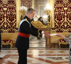 Su Majestad el Rey recibe la Carta Credencial de manos de la embajadora de la República de Islandia, Unnur Orradóttir-Ramette