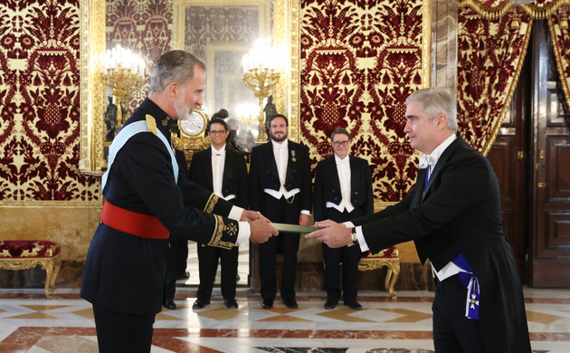 Su Majestad el Rey recibe la Carta Credencial de manos del embajador de la República Federativa de Brasil, Orlando Leite Ribeiro