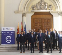 El Rey junto a las autoridades asistentes al acto conmemorativo del 40º aniversario de la Confederación de Empresarios de Aragón
