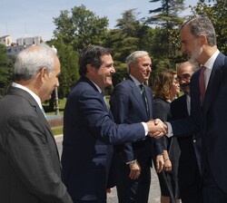 Su Majestad el Rey durante los saludos de bienvenida a su llegada al Edificio Pignatelli de Zaragoza