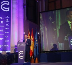 El Rey dirige unas palabras a los asistentes al acto conmemorativo del 40º aniversario de la Confederación de Empresarios de Aragón
