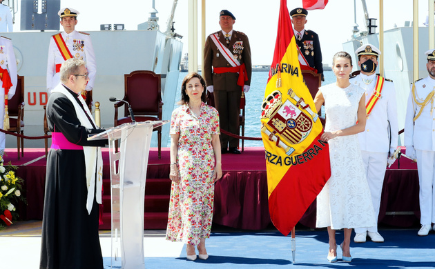 Su Majestad la Reina con la Enseña Nacional momentos antes de la entrega al Comandante de la Fuerza de Guerra Naval Especial