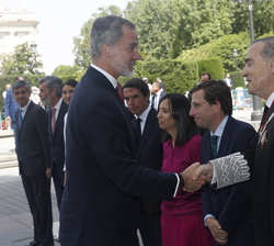 Su Majestad el Rey es recibido por el decano del Ilustre Colegio de Abogados de Madrid, José María Alonso
