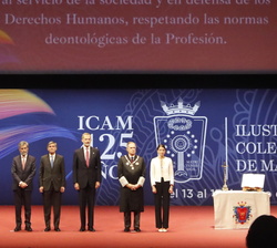 Don Felipe junto a los presidentes del Tribunal Constitucional y del Tribunal Supremo, la ministra de Justicia y el decano del Ilustre Colegio de Abog