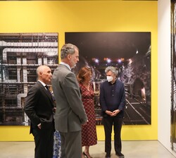 Su Majestad el Rey visita la exposición donde recibe explicaciones del autor de las obras, José Manuel Ballester