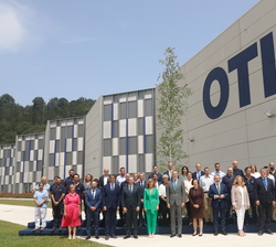 Don Felipe en la fotografía de grupo junto a los trabajadores de la nueva fábrica de OTIS en España y autoridades asistentes
