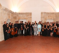 Su Majestad la Reina Doña Sofía y Su Majestad la Reina Silvia de Suecia junto a los músicos que interpretaron el Concierto Global Summit NEURO 2020-20