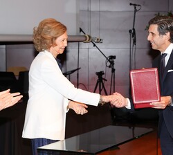 Su Majestad la Reina Doña Sofía entrega la Medalla de Honor de la Escuela a Jose María Álvarez Pallete, presidente de Telefónica