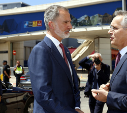 Su Majestad el Rey recibe el saludo del secretario general de la OTAN, Jens Stoltenberg, a su llegada al Recinto Ferial IFEMA Madrid, donde tuvo lugar