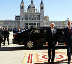 Su Majestad el Rey y el Presidente Biden caminan hacia el Palacio Real con la Catedral de Madrid al fondo
