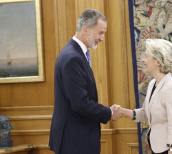 El Rey recibe el saludo de la Sra. Ursula Von Der Leyen, presidenta de la Comisión Europea