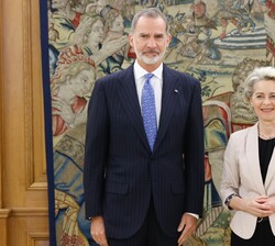 Su Majestad el Rey junto a la presidenta de la Comisión Europea, Ursula Von Der Leyen