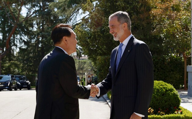Don Felipe recibe el saludo del Presidente de la República de Corea, Yoon Suk Yeol, a su llegada al Palacio de La Zarzuela