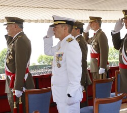 El Rey y las autoridades militares, en la tribunal real, durante el homenaje a los que dieron la vida por España