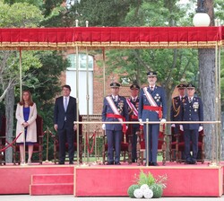 Su Majestad el Rey junto a las autoridades durante el desarrollo del acto