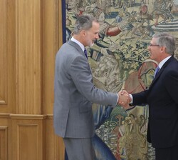 EL Rey recibe el saludo del presidente de PricewaterhouseCoopers Global, Robert Edward Moritz