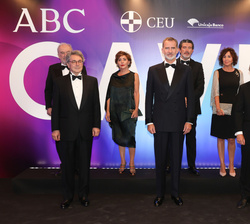Fotografía de grupo de Su Majestad el Rey con el presidente de Vocento, el director de ABC, el presidente del jurado, presidente de la Fundación Unive