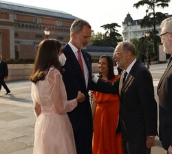 Don Felipe y Doña Letizia reciben el saludo de Javier Solana, presidente del Real Patronato del Museo Nacional del Prado y caballero de la Orden del T