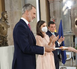 Su Majestad el Rey entrega el Premio Nacional de Literatura, en su modalidad Ensayo a Irene Vallejo por "El infinito en un junco"
