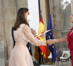 Su Majestad la Reina entrega el Premio Nacional de Literatura, en su modalidad Literatura Infantil y Juvenil a María Elia Barceló por "El efecto 