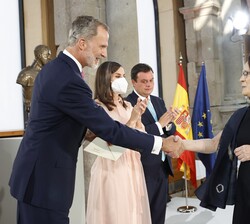 Su Majestad el Rey entrega el Premio Nacional de Fotografía a Ana Teresa Ortega