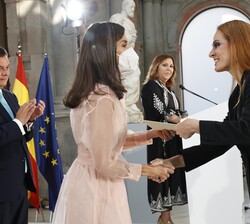 Su Majestad la Reina entrega el Premio Nacional de Diseño de Moda a Ana González (Ana Locking)