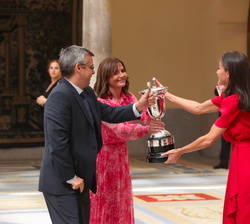 Luis Leardy y Nuria Mendoza recogen el Premio Nacional a las Artes y las Ciencias aplicadas al Deporte en representación del "Libro Blanco del De