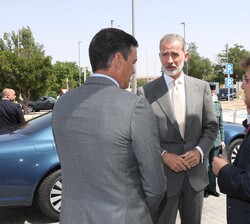 Su Majestad el Rey conversa con el presidente del Gobierno y el presidente de la Junta de Extremadura que le recibieron a su llegada a la estación de 