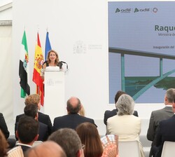 Su Majestad el Rey durante la intervención de la ministra de Transportes, Movilidad y Agenda Urbana, Raquel Sánchez
