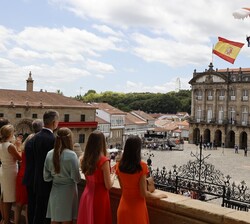 Sus Majestades los Reyes y Sus Altezas Reales la Princesa de Asturias y la Infanta Doña Sofía observan el descenso de los miembros de la Patrulla Acob
