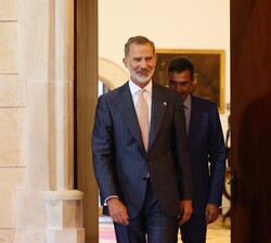 Su Majestad el Rey a su llegada a la Sala Gótica para el despacho con el presidente del Gobierno
