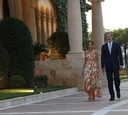 Sus Majestades los Reyes y Su Majestad la Reina Doña Sofía se dirigen a recibir a los invitados a la recepción