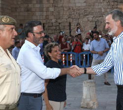 Don Felipe es saludado por el Alcalde de Palma en presencia de la Delegada del Gobierno y del Comandante General de Baleares